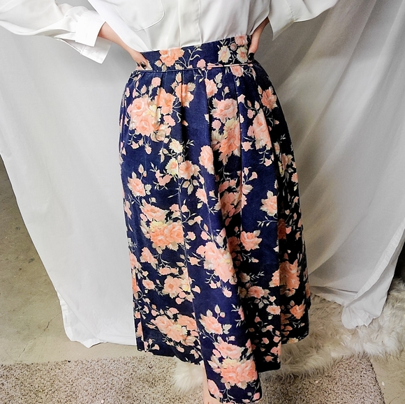 Midi length floral skirt - Picture 2 of 4
